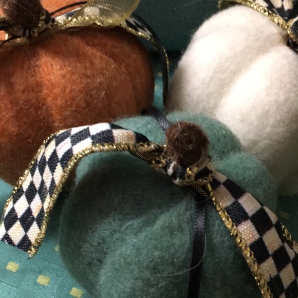 3 pc mini felt pumpkins 🎃 - Picture 3 of 4